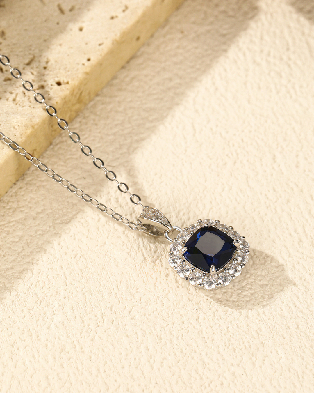 Collar con Zircon Azul y Halo de Circonitas