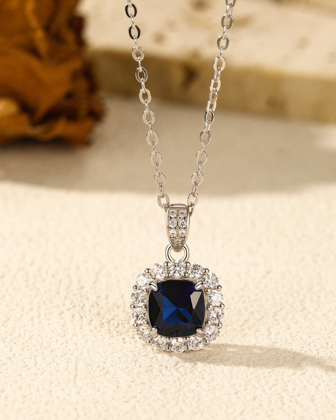 Collar con Zircon Azul y Halo de Circonitas